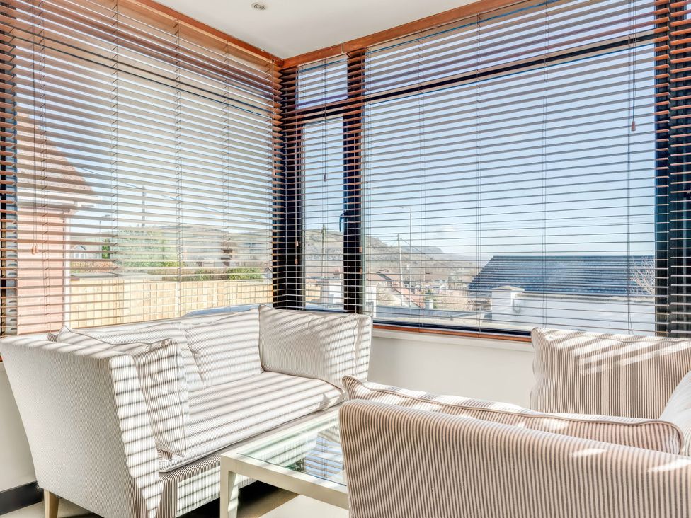 A conservatory with a sofa and coffee table at Bellevue