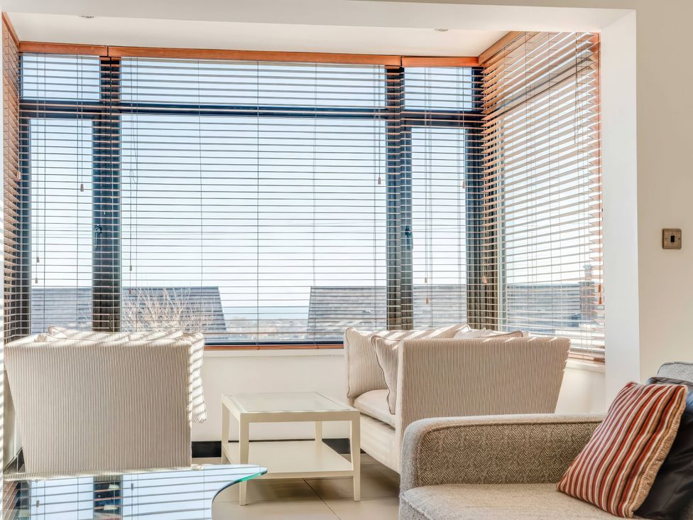 A living room with windows and sofas at Bellevue