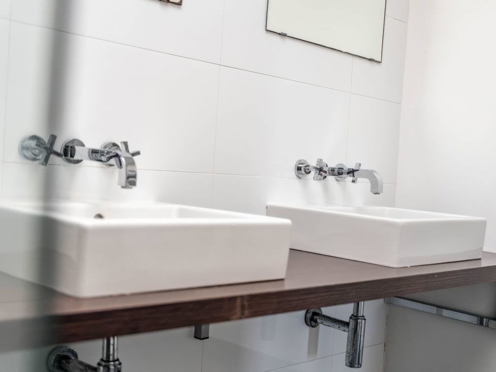 A bathroom with two sinks and a mirror at Bellevue