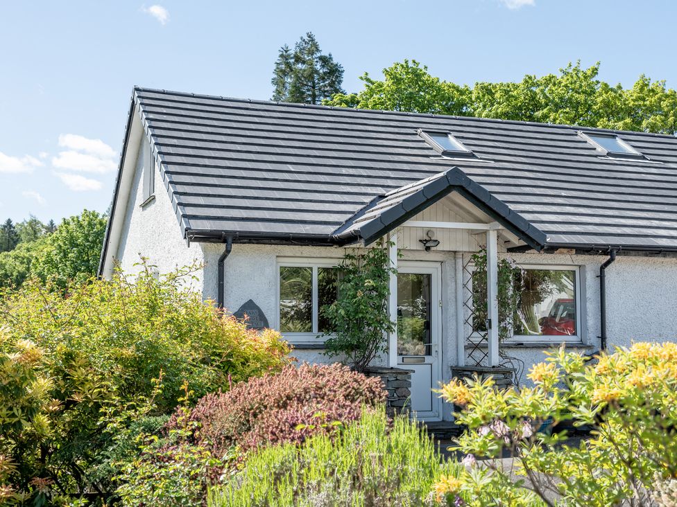 A house with a garden at Oaks Lodge Cottage Ambleside
