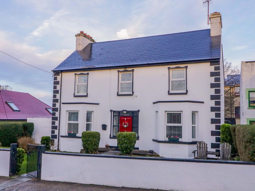 A house with a red door and windows at San Antonio Dungloe, County Donegal