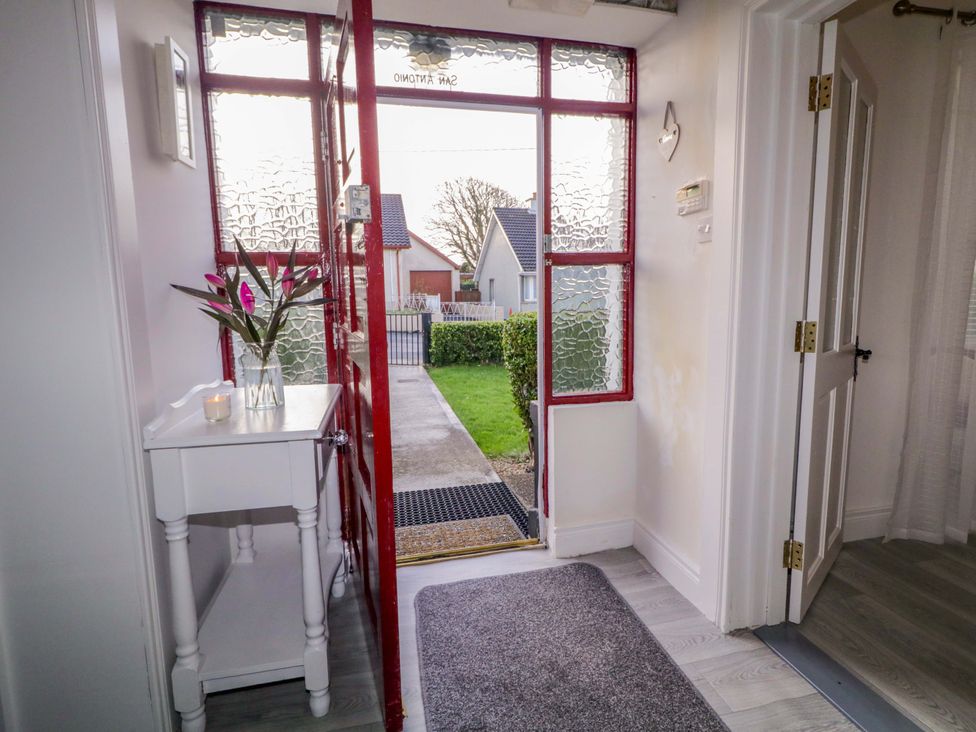 An entryway with a console table and a plant at San Antonio, Dungloe, County Donegal