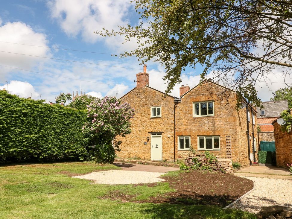 A house and garden with a pathway and trees at The Old Bakery in Banbury