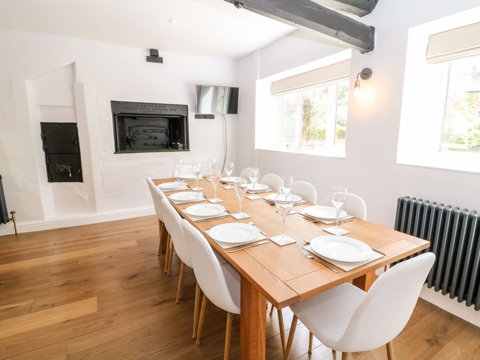 A dining room with a table and chairs at The Old Bakery in Banbury