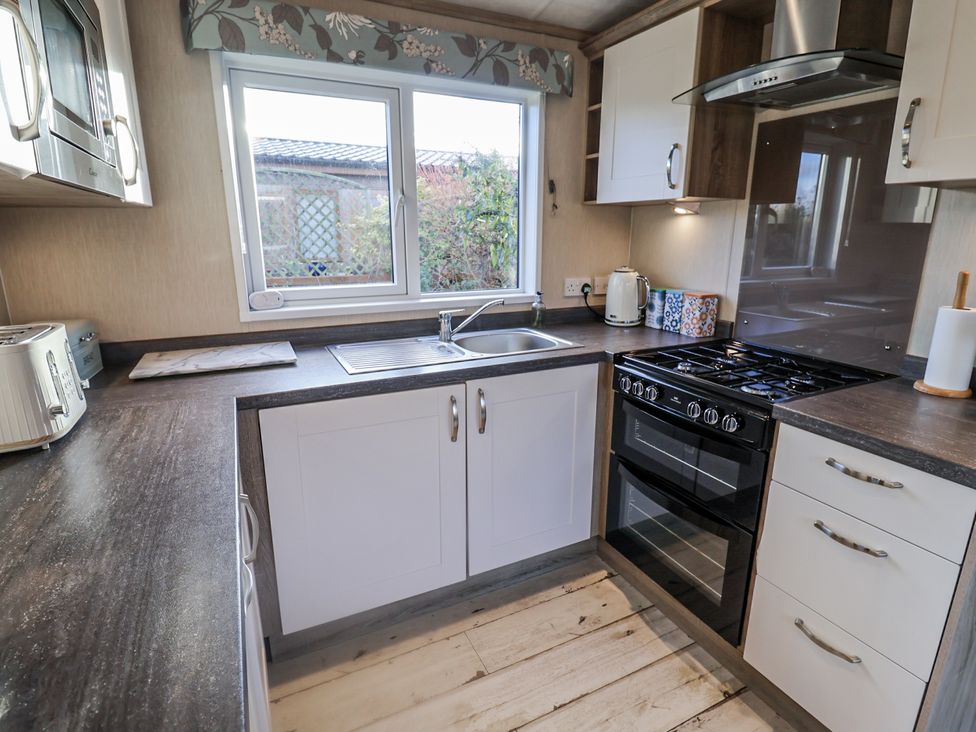 A kitchen with sink and oven at Fern Lodge in Stonham Aspal