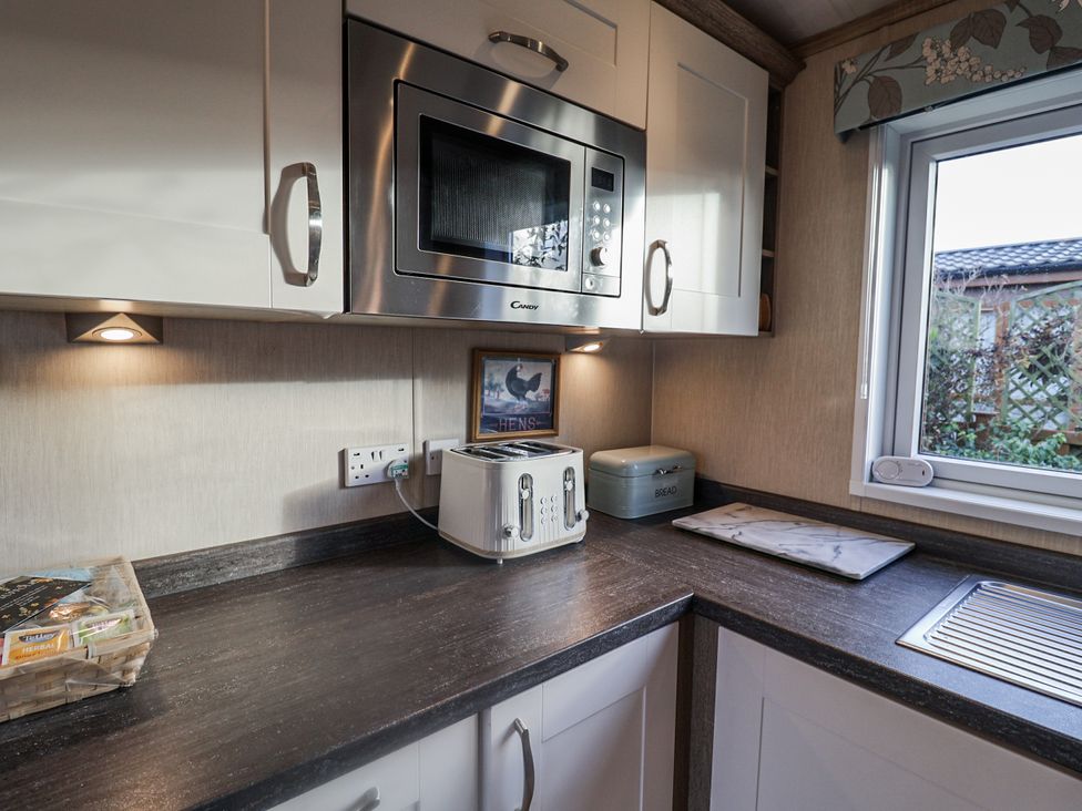 Fern Lodge with Hot Tub - Suffolk & Essex - 1193522 - thumbnail photo 12