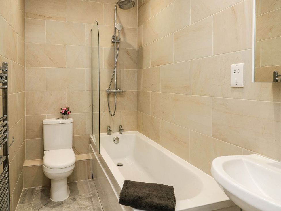 A bathroom featuring a bathtub, toilet, and sink at The Kesi Residence in Loftus