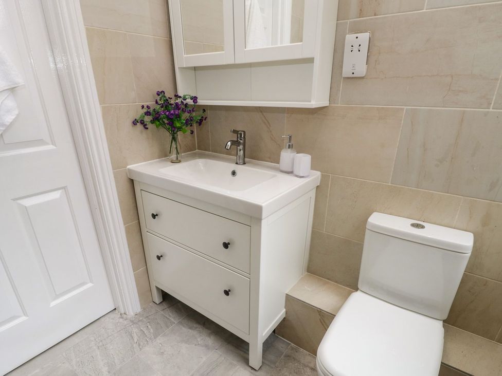 A bathroom with a sink and toilet at The Kesi Residence in Loftus