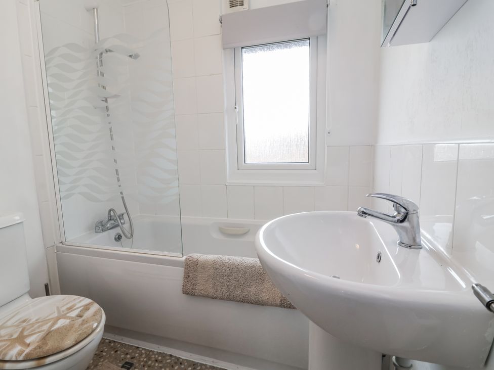 A bathroom with a bathtub, sink, and toilet at Ocean View in Ilfracombe