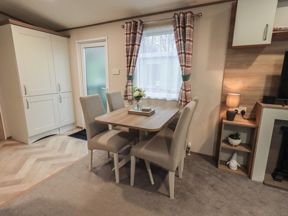 A dining room with a table and chairs at Caravan