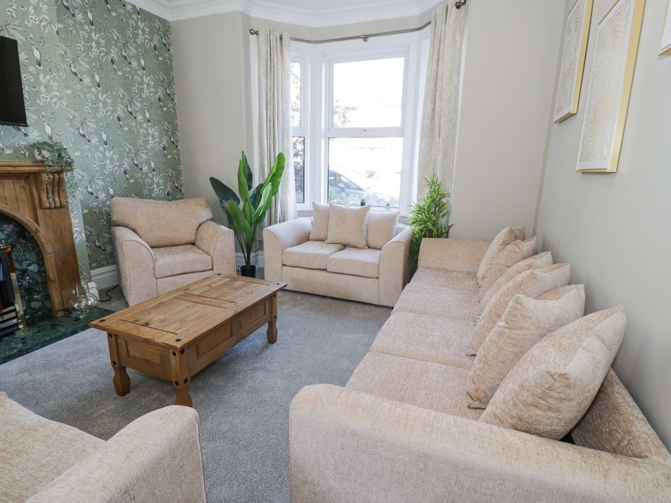 A living room with sofas and a coffee table at Canning Lodge in Colwyn Bay