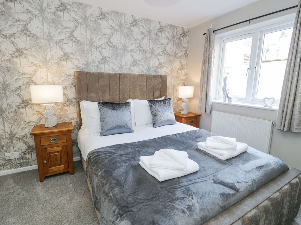 A bedroom with a bed and bedside lamps at Canning Lodge in Colwyn Bay