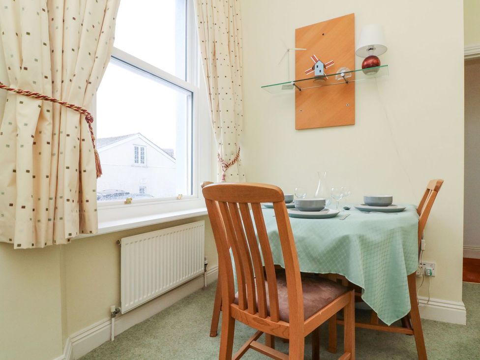 A dining room with a table and chairs at Val's Seaview in Ilfracombe
