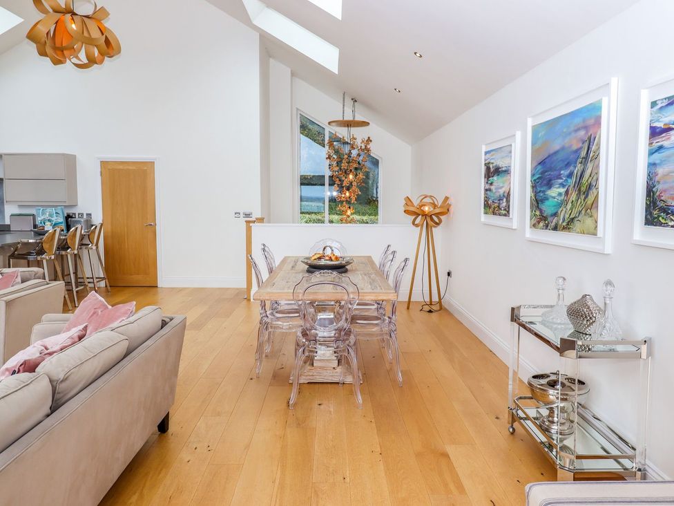 A dining area with a table and chairs at 2 Remera St. Ives