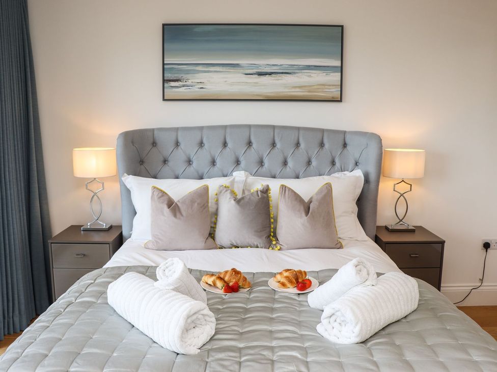 A bedroom with a bed and two lamps at 2 Remera St. Ives