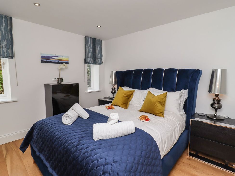 A bedroom with a bed and bedside table at 2 Remera St. Ives