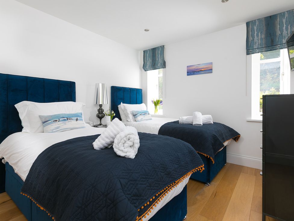 A bedroom with two single beds at 2 Remera in St Ives