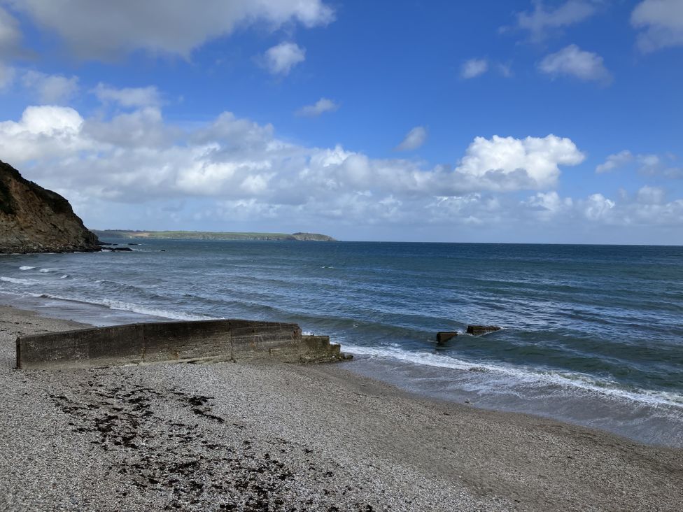 A beach with rocks and cliffs at Orchard View in Polgooth