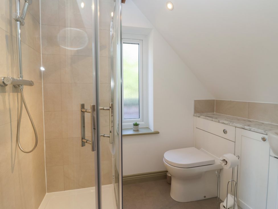 A bathroom featuring a shower, toilet, and wash basin at The Redwoods 