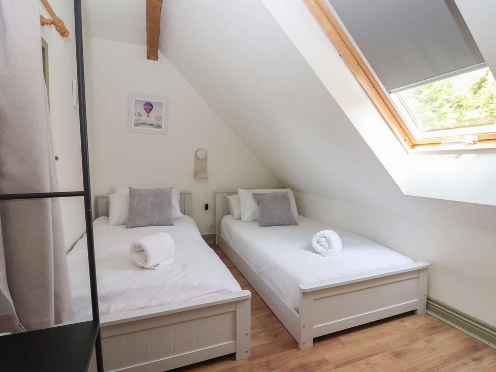 A bedroom with two single beds at Redwoods Leven Near Beverley