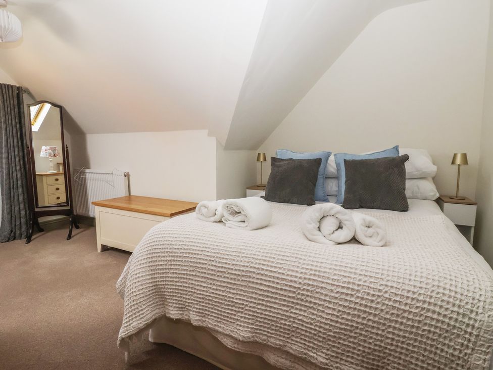 A bedroom with a bed and mirror at Redwoods Leven Near Beverley