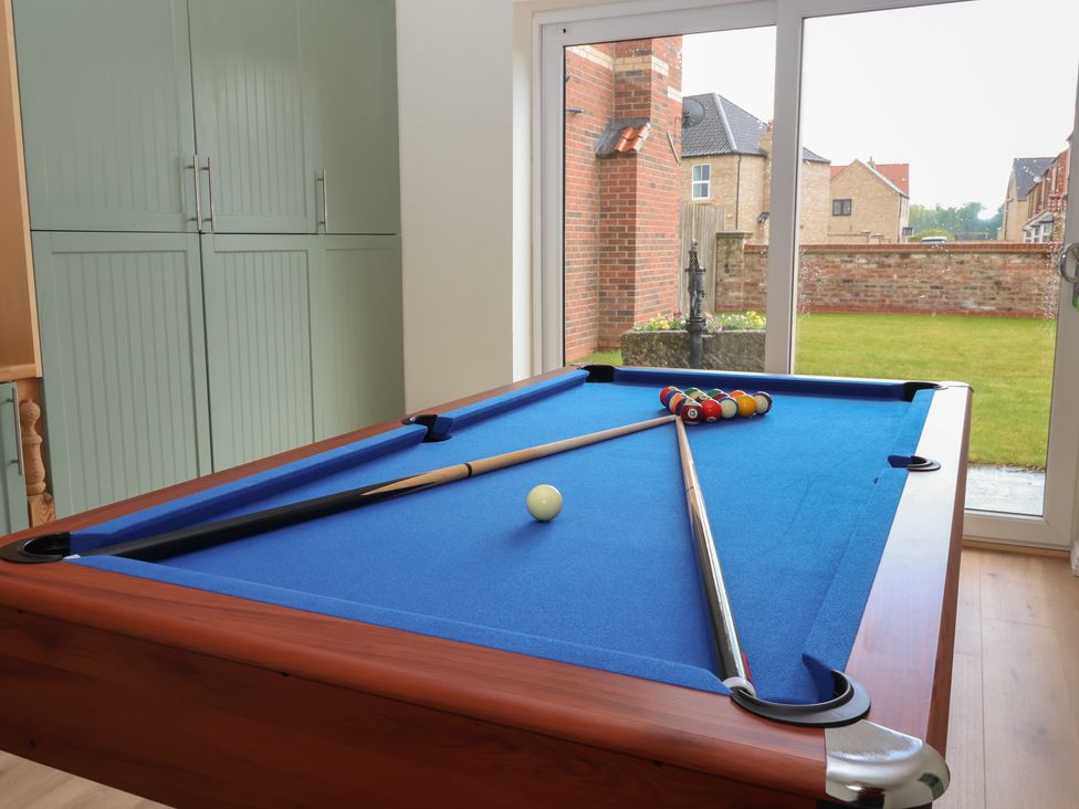 A pool table with cues and balls in a snug at Redwoods Leven Near Beverley