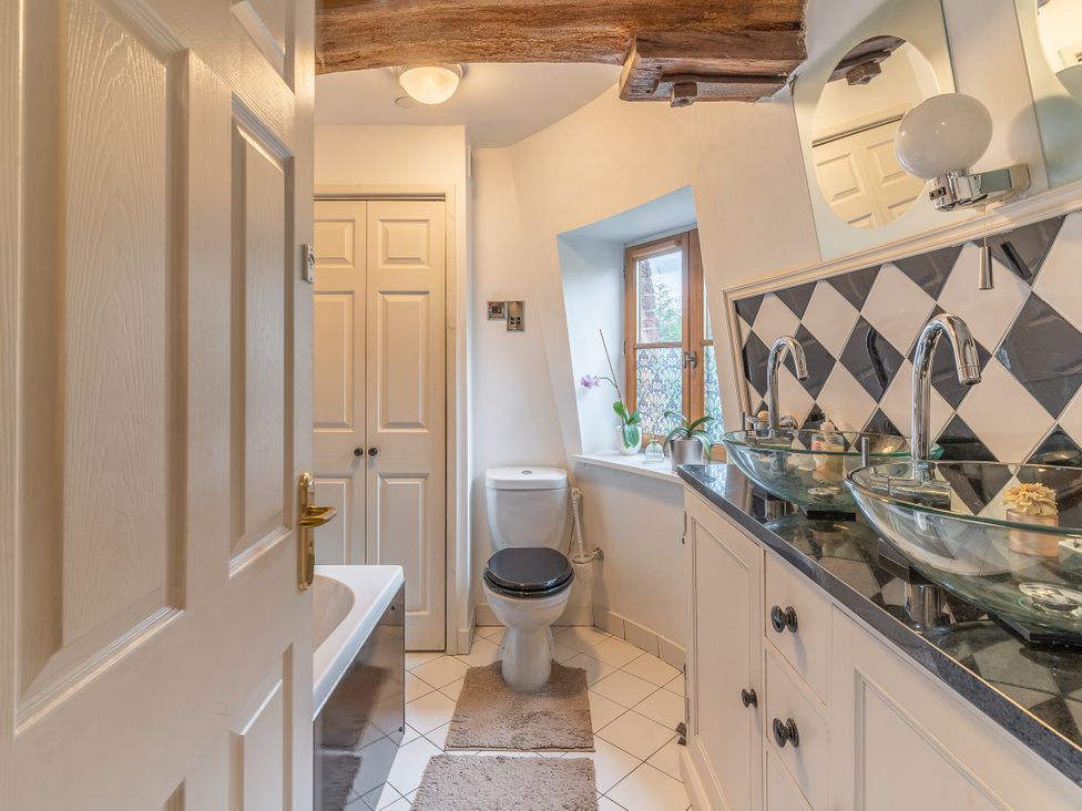 A bathroom with sink and toilet at Hadley Park Windmill
