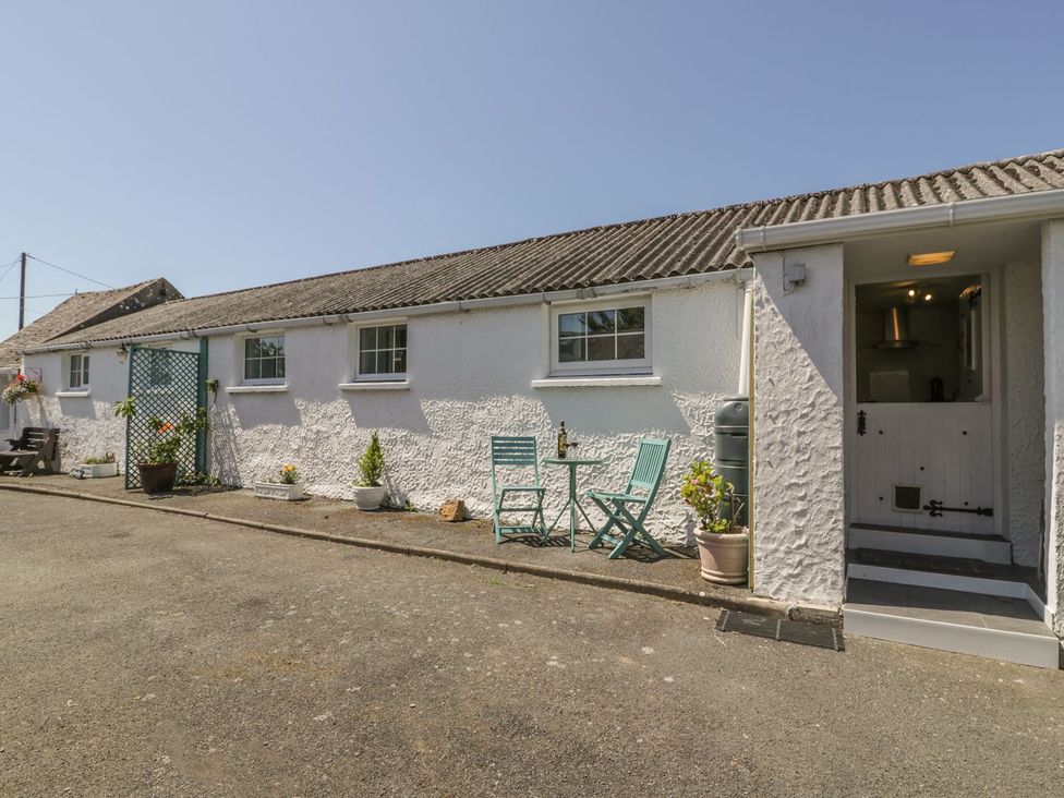 Outdoor seating area with table and chairs at Falconers Cottage 