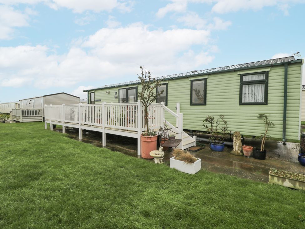 An outdoor area with a mobile home and plants at Beachside in Towyn