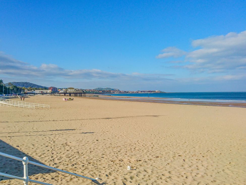 A beach with a pier and ocean view at Beachside in Towyn