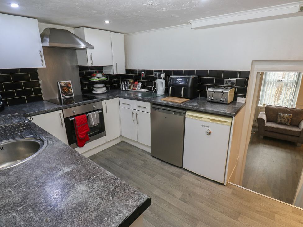 A kitchen with appliances and countertops at Chestnut Lodge in Bradford