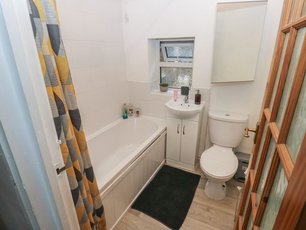 A bathroom with a bathtub, sink, and toilet at Chestnut Lodge in Bradford