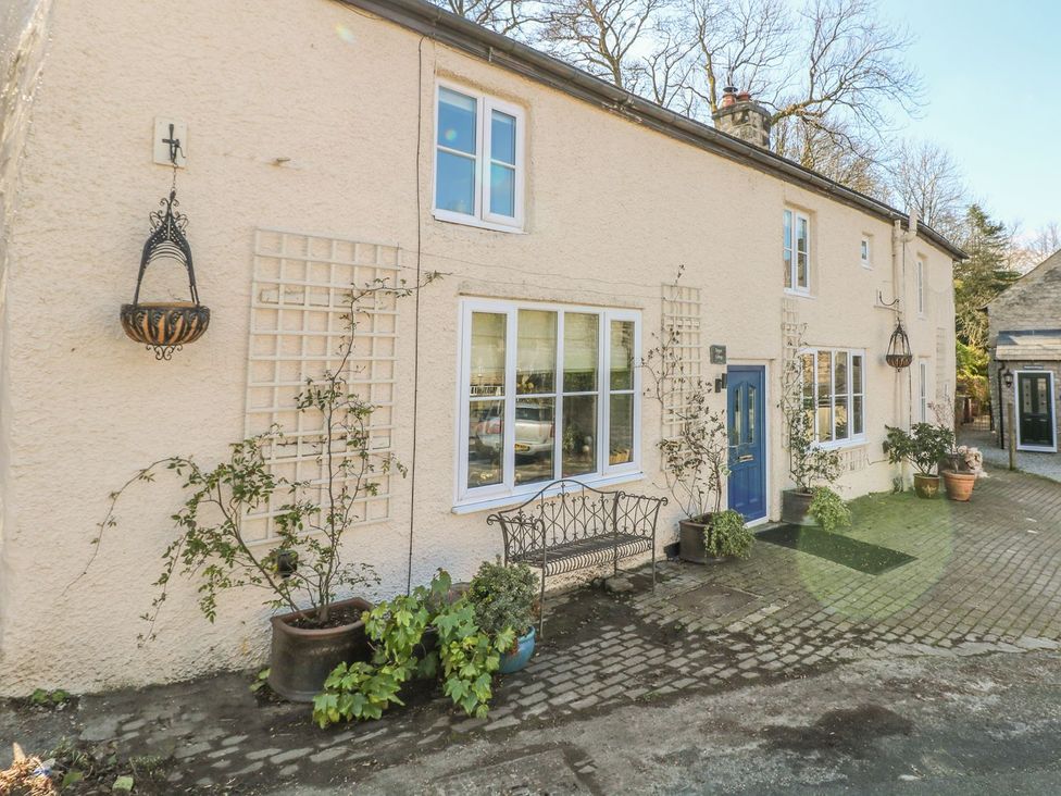 A house with a bench and plants outside at Little Bargate in Castleton, Peak District