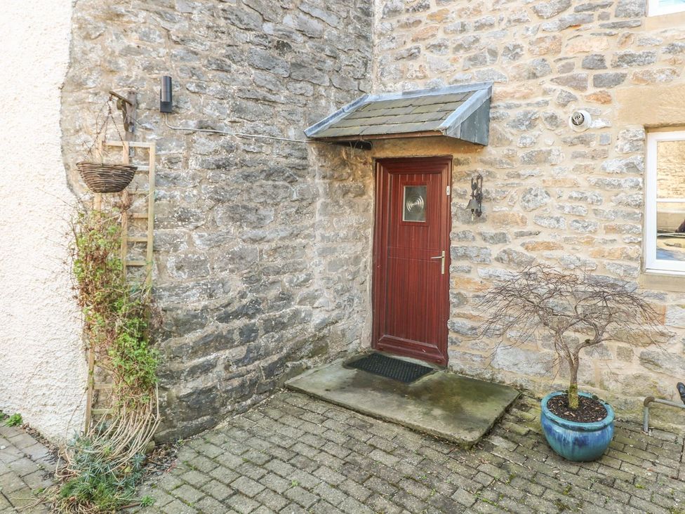 An entrance area with a door and plants at Little Bargate in Castleton, Peak District