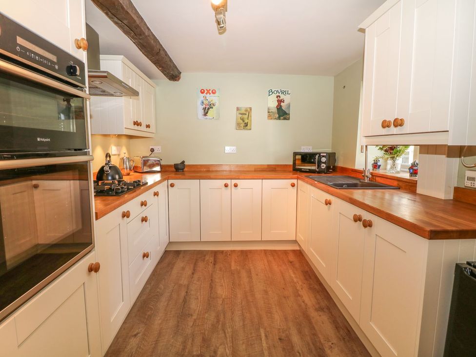 A kitchen with oven, sink, and cabinets at Little Bargate in Castleton, Peak District