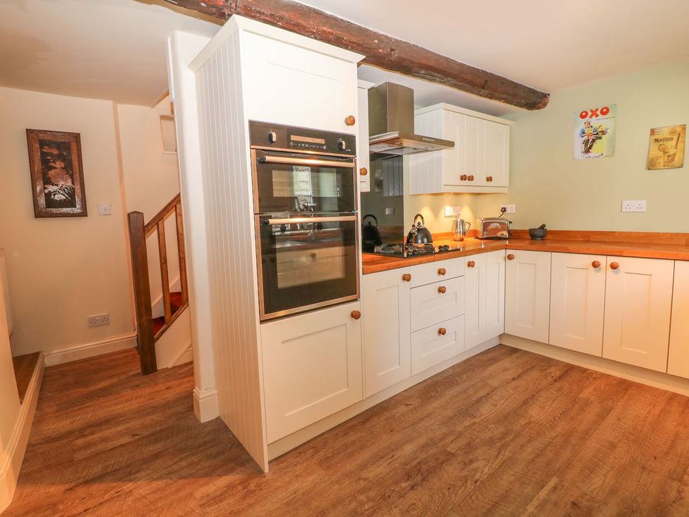 A kitchen with cabinets and appliances at Little Bargate in Castleton, Peak District