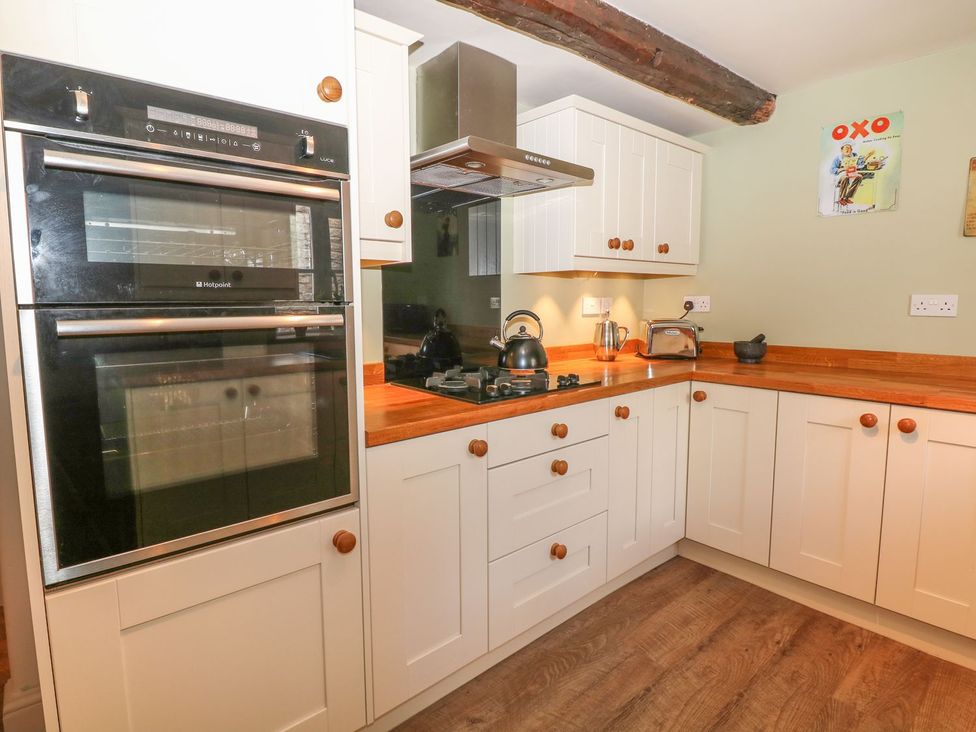 A kitchen with cabinets and appliances at Little Bargate in Castleton, Peak District