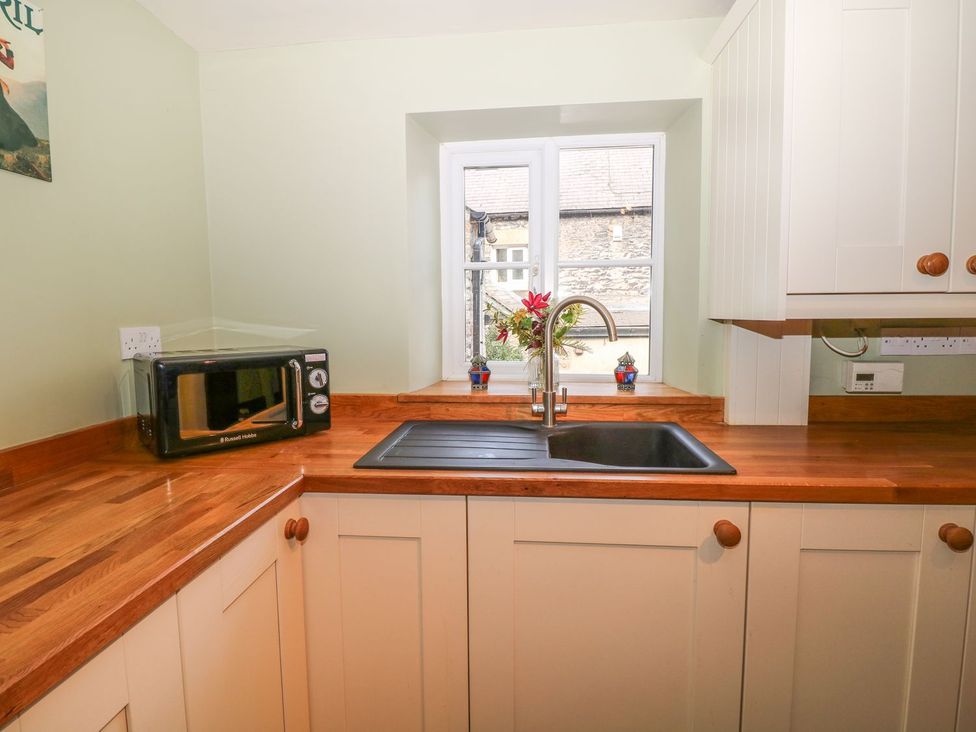 A kitchen with a microwave and sink at Little Bargate in Castleton, Peak District