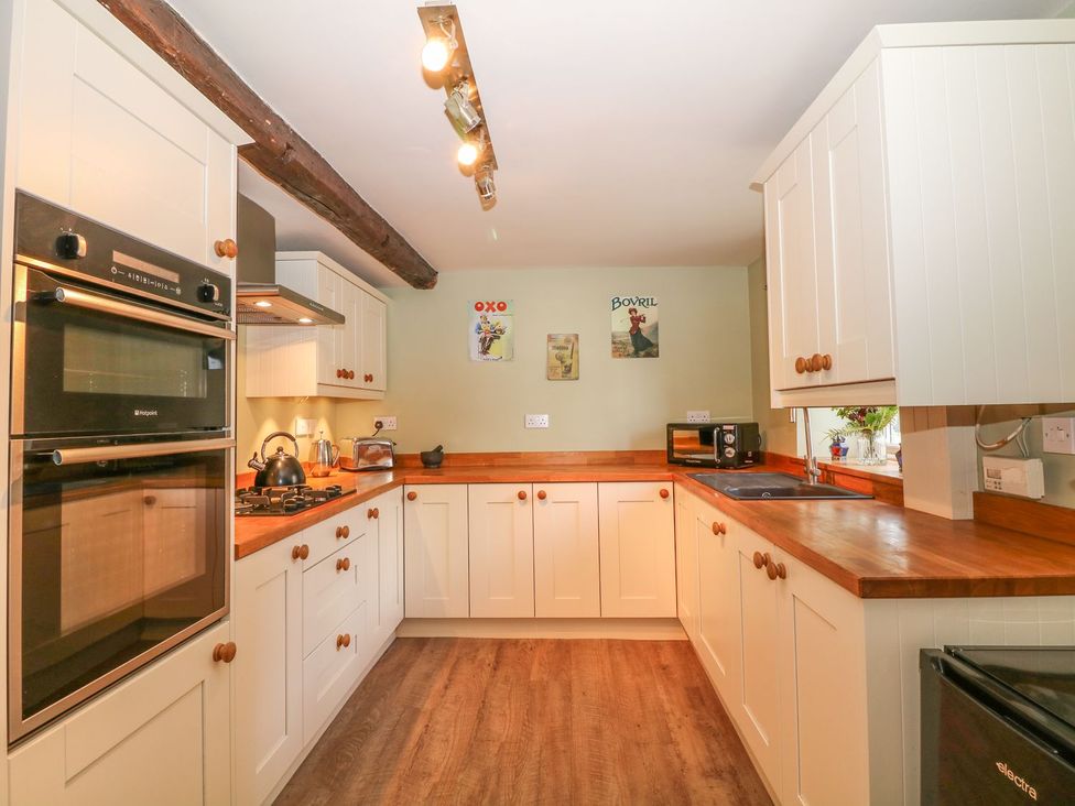 A kitchen with appliances and cabinets at Little Bargate, Castleton, Peak District