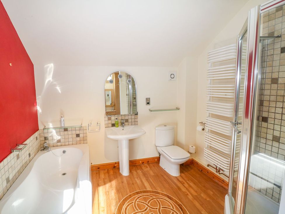 A bathroom with a bathtub, toilet and sink at Little Bargate in Castleton, Peak District