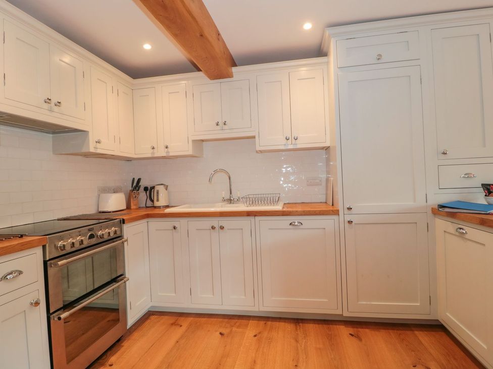 A kitchen with cabinets and appliances at Greenham Rise in Norton-Sub-Hamdon