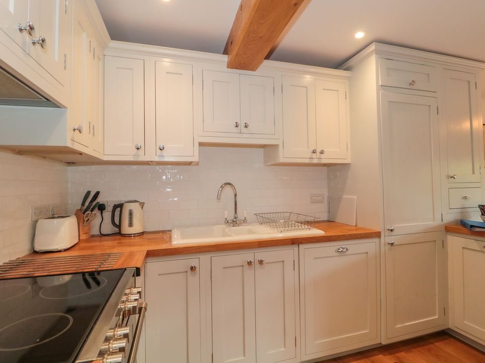A kitchen with cabinets and sink at Greenham Rise in Norton-Sub-Hamdon