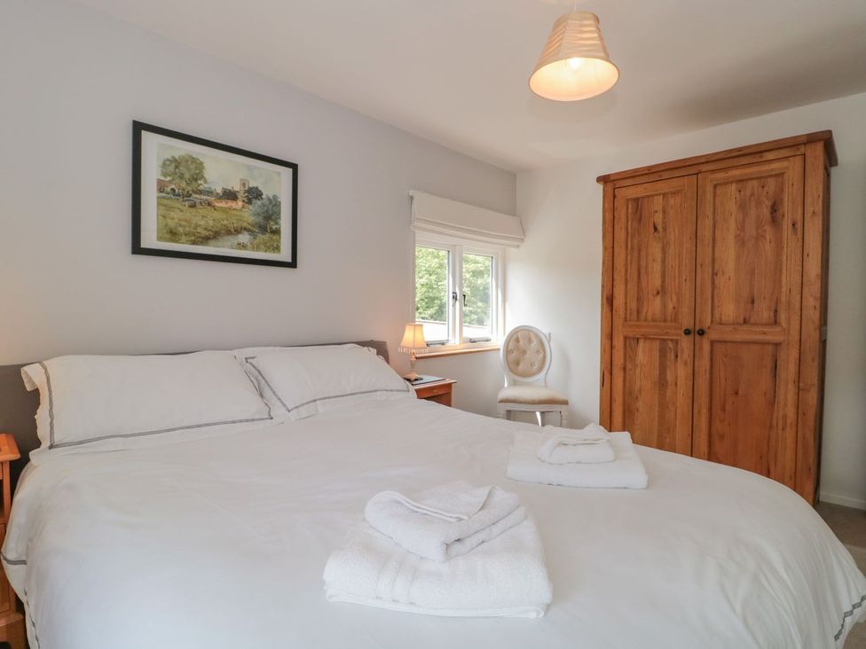 A bedroom with a bed and wardrobe at Greenham Rise in Norton-Sub-Hamdon