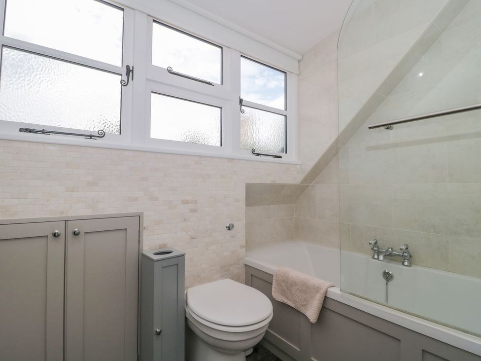 A bathroom with a bathtub and toilet at Greenham Rise in Norton-Sub-Hamdon