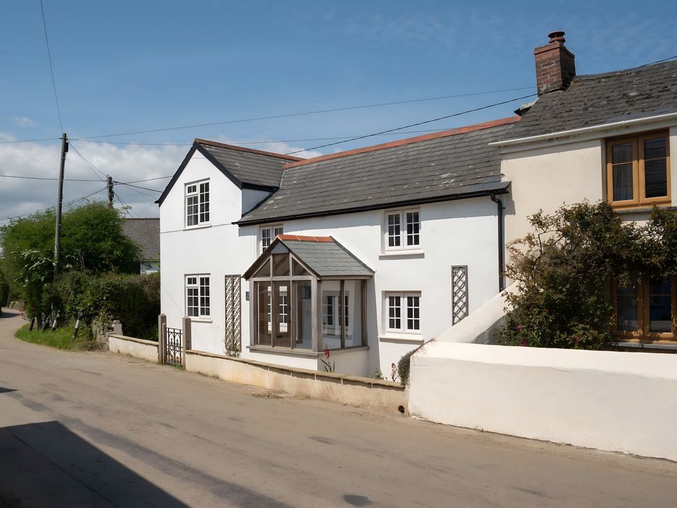 A house with a garden and driveway at The Cottage in Helston