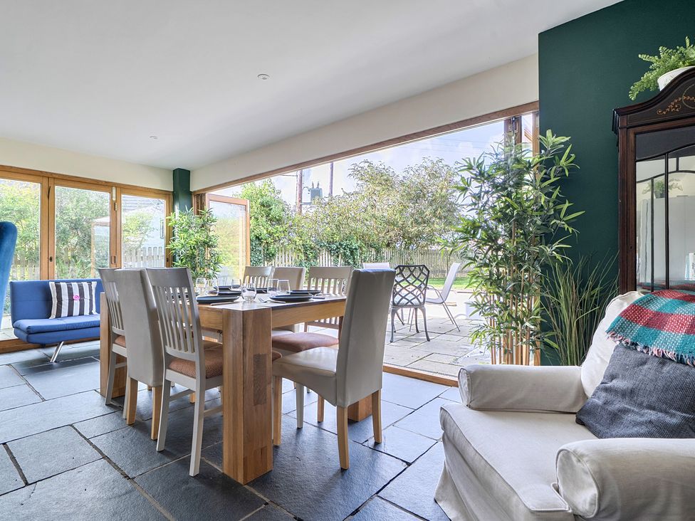 A dining room with a dining table and chairs at The Cottage in Helston