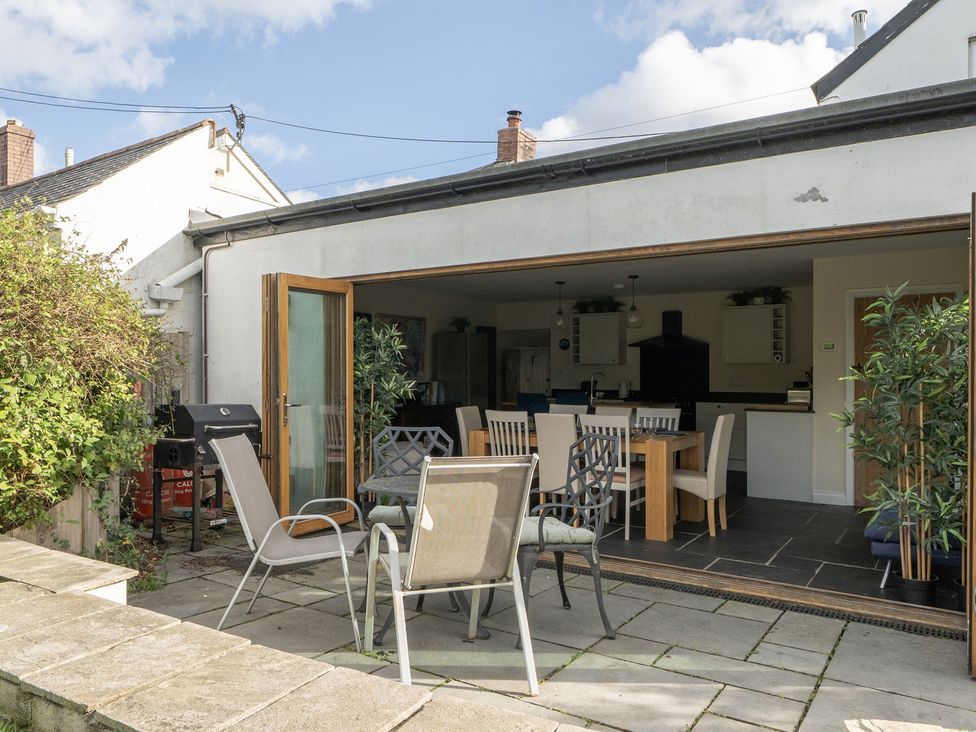 An outdoor seating area with a table and chairs at The Cottage in Helston