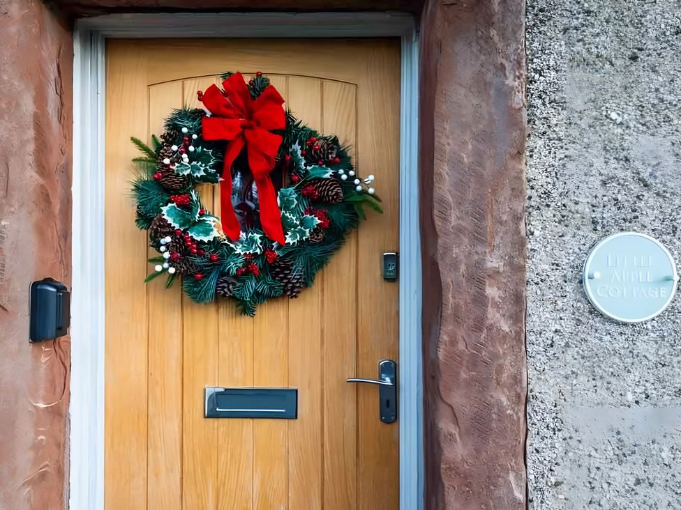 A door with a wreath and nameplate at Little Apple Cottage in Appleby-In-Westmorland