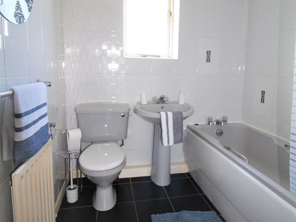 A bathroom with a toilet, sink, and bathtub at 41 St. Georges Road, Doncaster