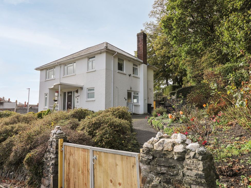 A house with a garden and pathway at Tymelyn in Aberystwyth